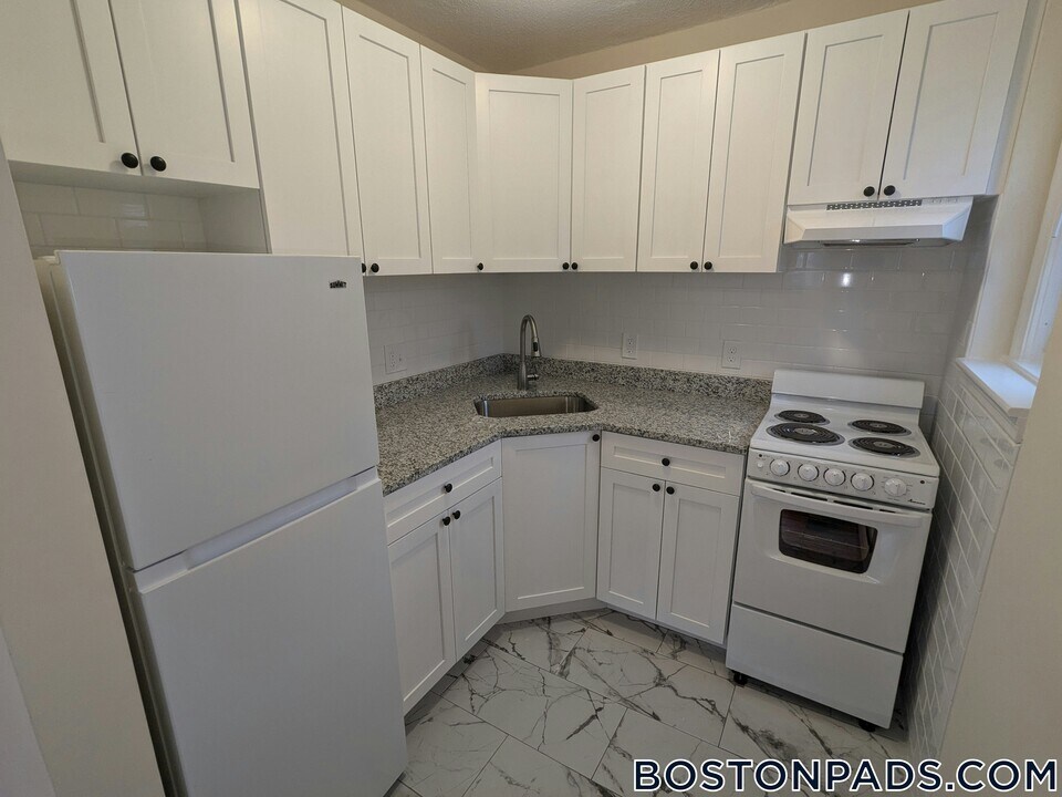 2018 Commonwealth Ave in Boston, MA - Foto de edificio