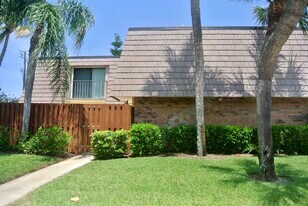 121 Ocean Cove Dr in Jupiter, FL - Building Photo