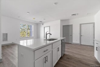 75 Forester Ave, Unit 118 in Warwick, NY - Building Photo - Building Photo