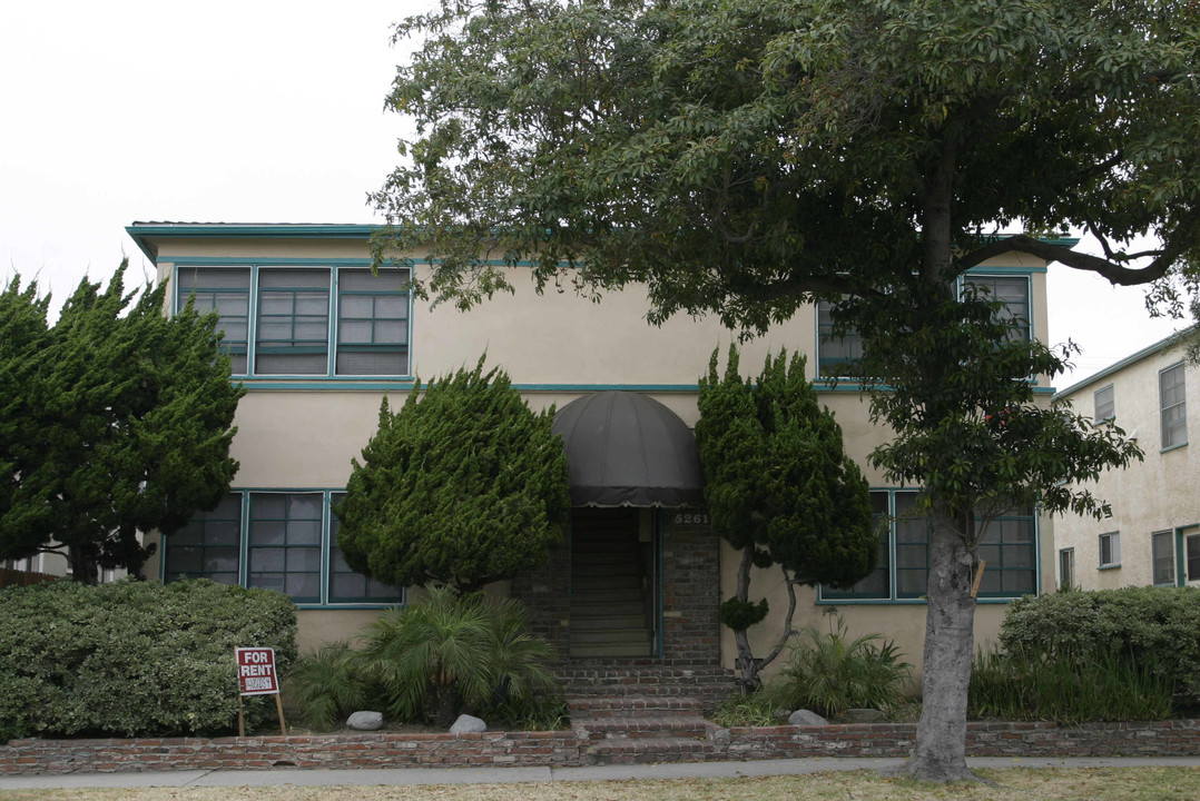 5261 E The Toledo in Long Beach, CA - Foto de edificio