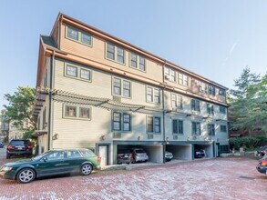 241 River St, Unit 10 in Cambridge, MA - Foto de edificio - Building Photo