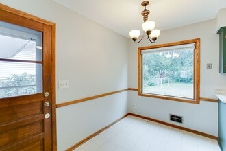 1661 Leone Ave E in St. Paul, MN - Building Photo - Building Photo