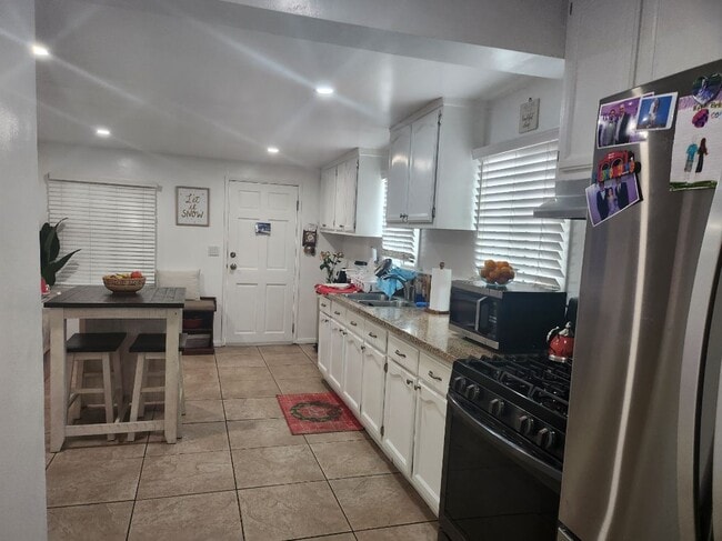 2001 Cloverfield Blvd in Santa Monica, CA - Building Photo - Building Photo