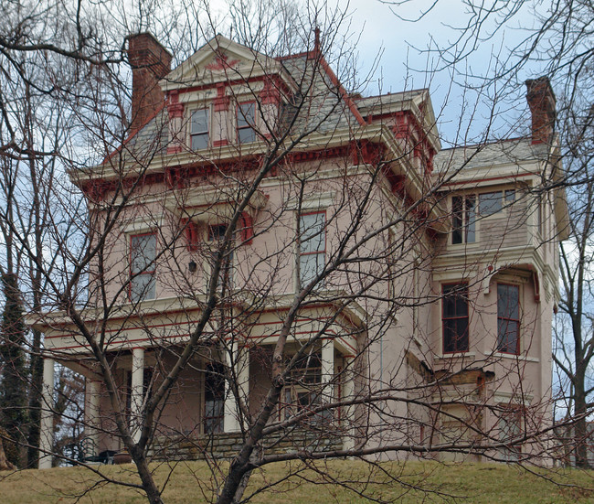 2334 Ashland Ave in Cincinnati, OH - Foto de edificio - Building Photo