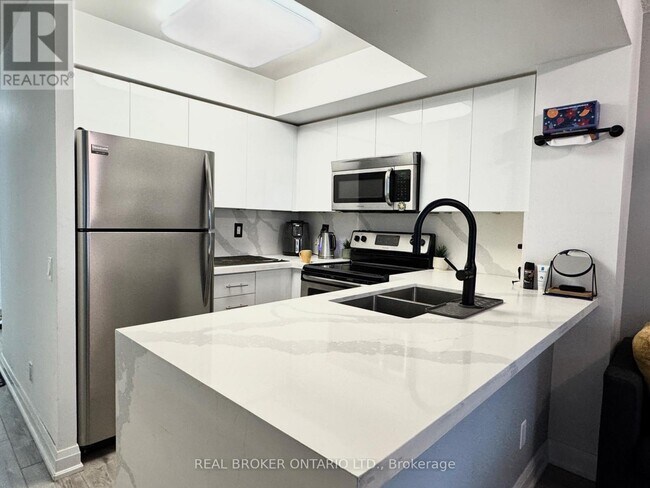 28 Harrison Garden Blvd in Toronto, ON - Building Photo - Building Photo