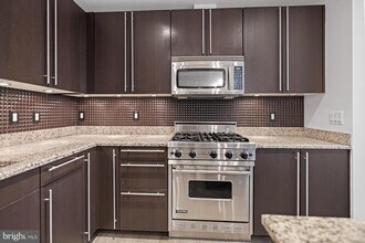 2425 L St NW in Washington, DC - Foto de edificio - Building Photo