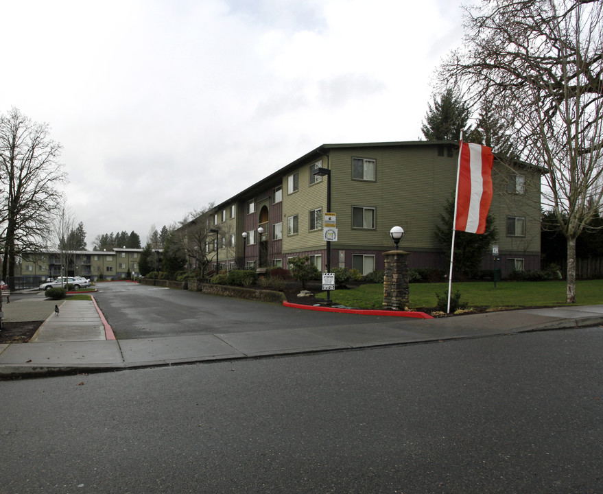 Greenburg Oaks in Portland, OR - Building Photo