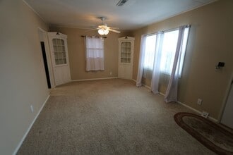 158 Windsor Cir in Burlington, IA - Building Photo - Building Photo