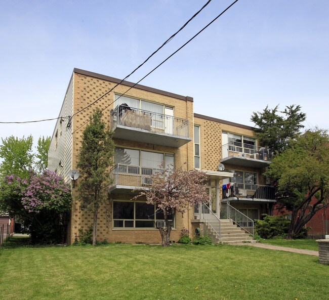 32 Fraserwood Ave in Toronto, ON - Building Photo - Primary Photo