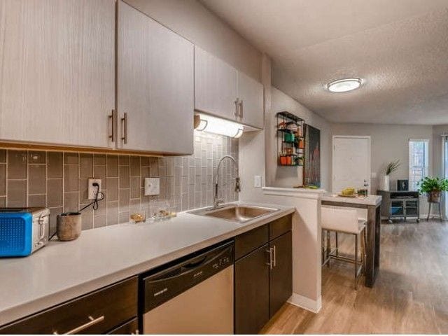 Village Creek Apartments in Westminster, CO - Foto de edificio - Building Photo