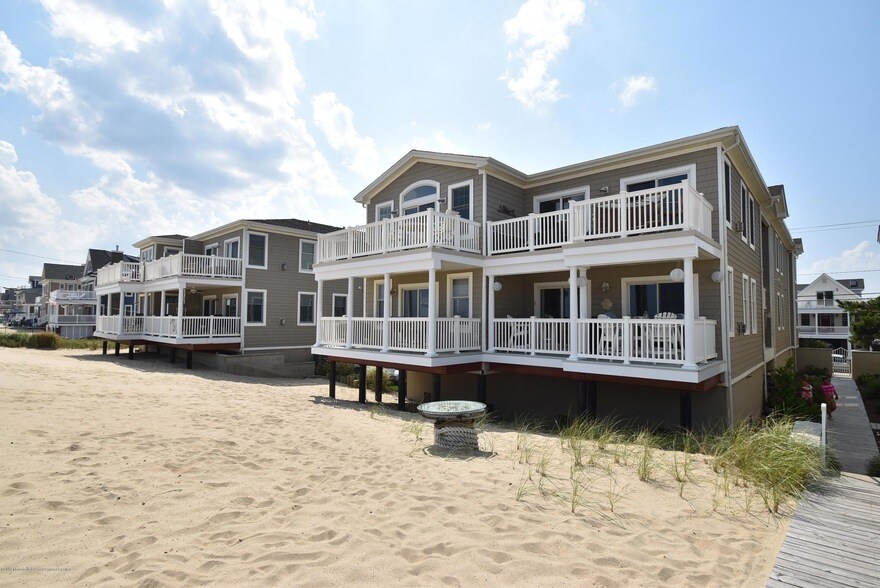 239 Beach Front, Unit 4 in Point Pleasant Beach, NJ - Building Photo