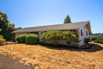 181 NE Fern Ct in Dallas, OR - Building Photo - Building Photo