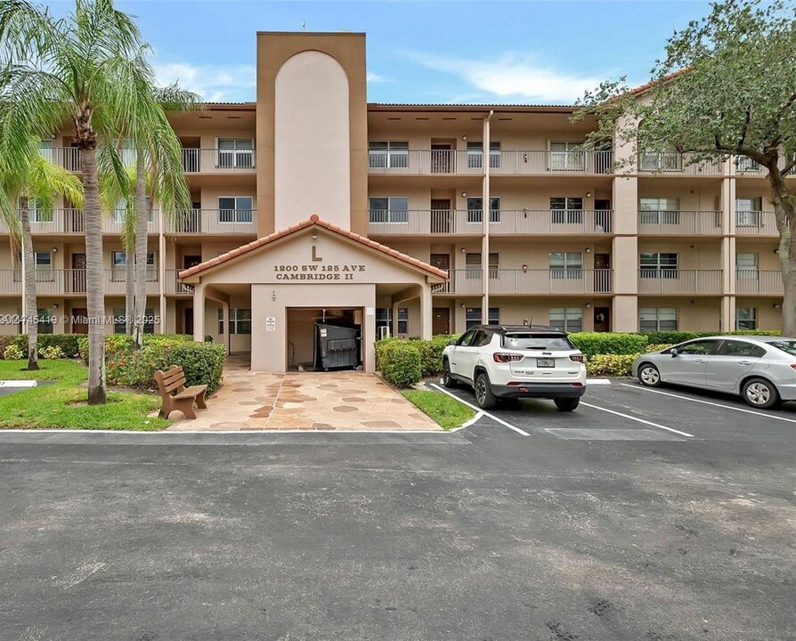 1200 SW 125th Ave in Pembroke Pines, FL - Building Photo