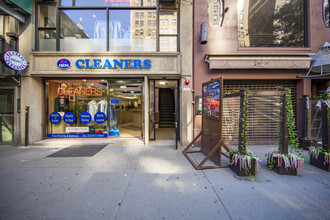 252 W 72nd St in New York, NY - Building Photo - Building Photo