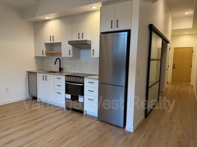 660-660 Cawston Ave in Kelowna, BC - Building Photo - Building Photo