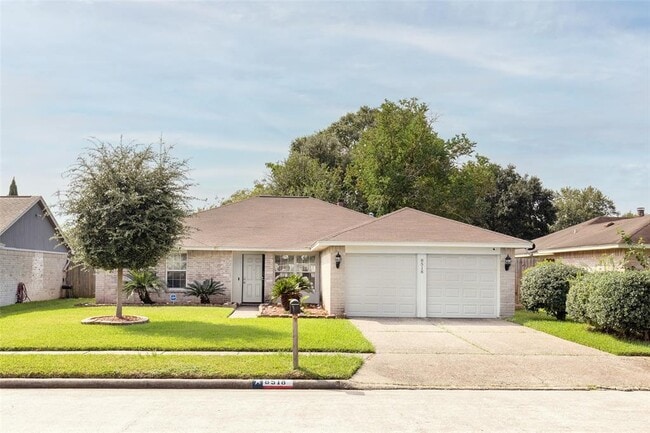 8518 Forest Point Dr in Humble, TX - Foto de edificio - Building Photo