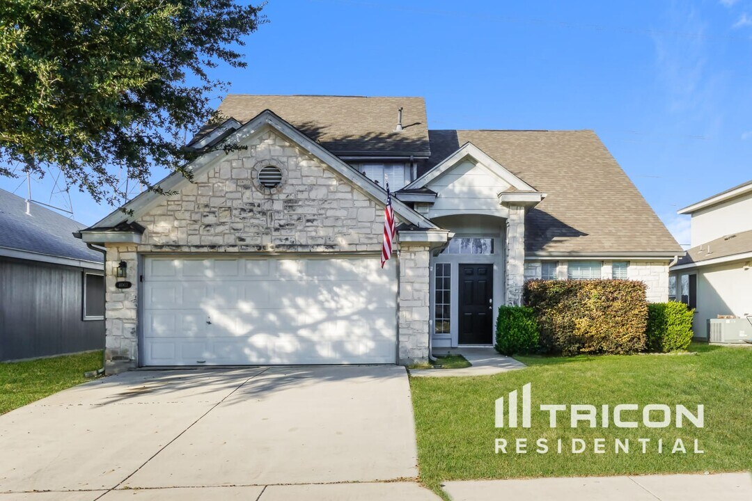 4003 Mist Flower Dr in Converse, TX - Foto de edificio