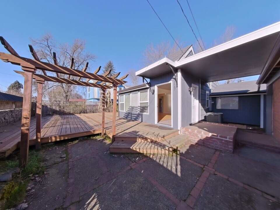 3687 Sisters View Ave in Eugene, OR - Building Photo