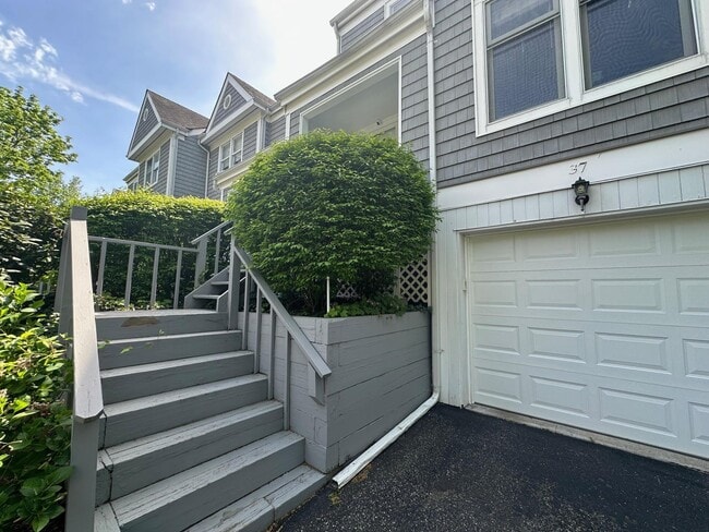 37 Sea Ct Ln in Port Jefferson, NY - Building Photo - Building Photo