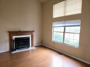 216 Ivy Ct in Streamwood, IL - Building Photo - Building Photo