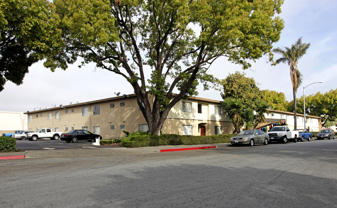 Holiday Gardens Apartments in San Leandro, CA - Foto de edificio