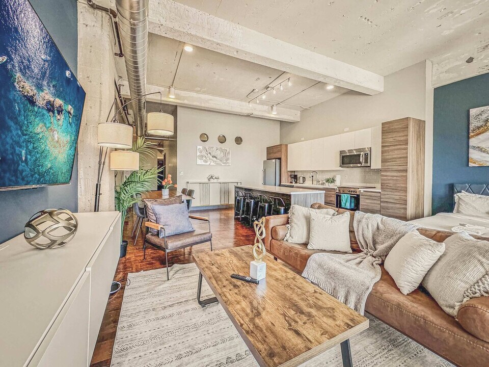 555 Evergreen St in Dallas, TX - Building Photo