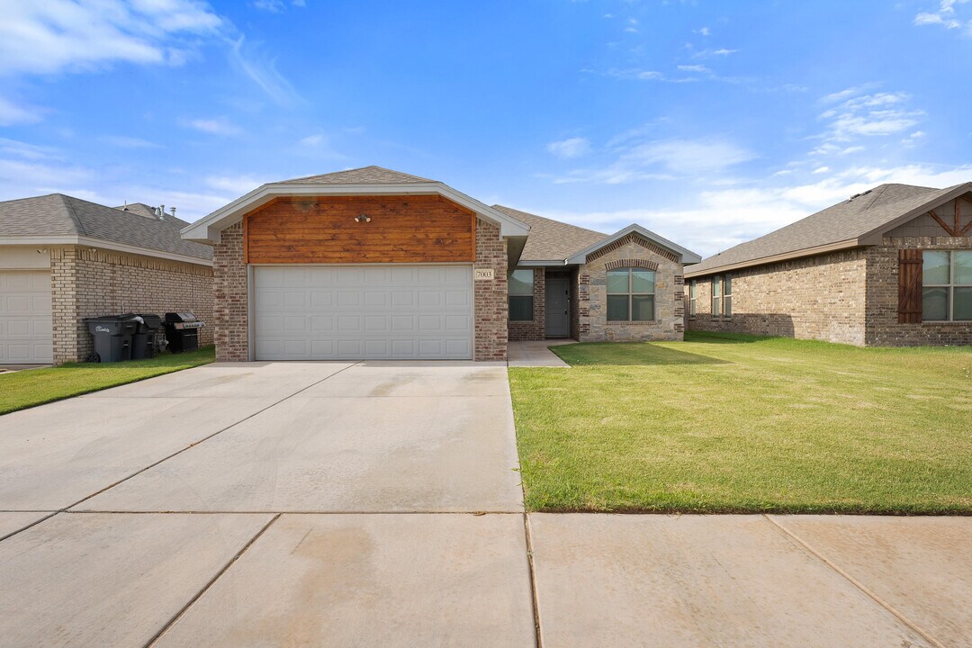 7003 11th St in Lubbock, TX - Building Photo