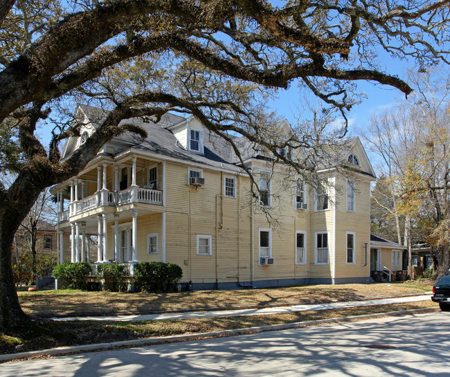 1700 Dauphin St in Mobile, AL - Foto de edificio - Building Photo