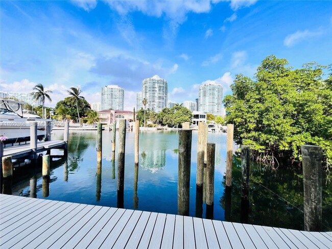 253 Poinciana Island Dr in Sunny Isles Beach, FL - Foto de edificio - Building Photo