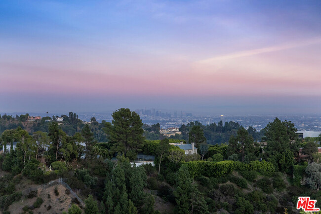 2516 Roscomare Rd in Los Angeles, CA - Foto de edificio - Building Photo