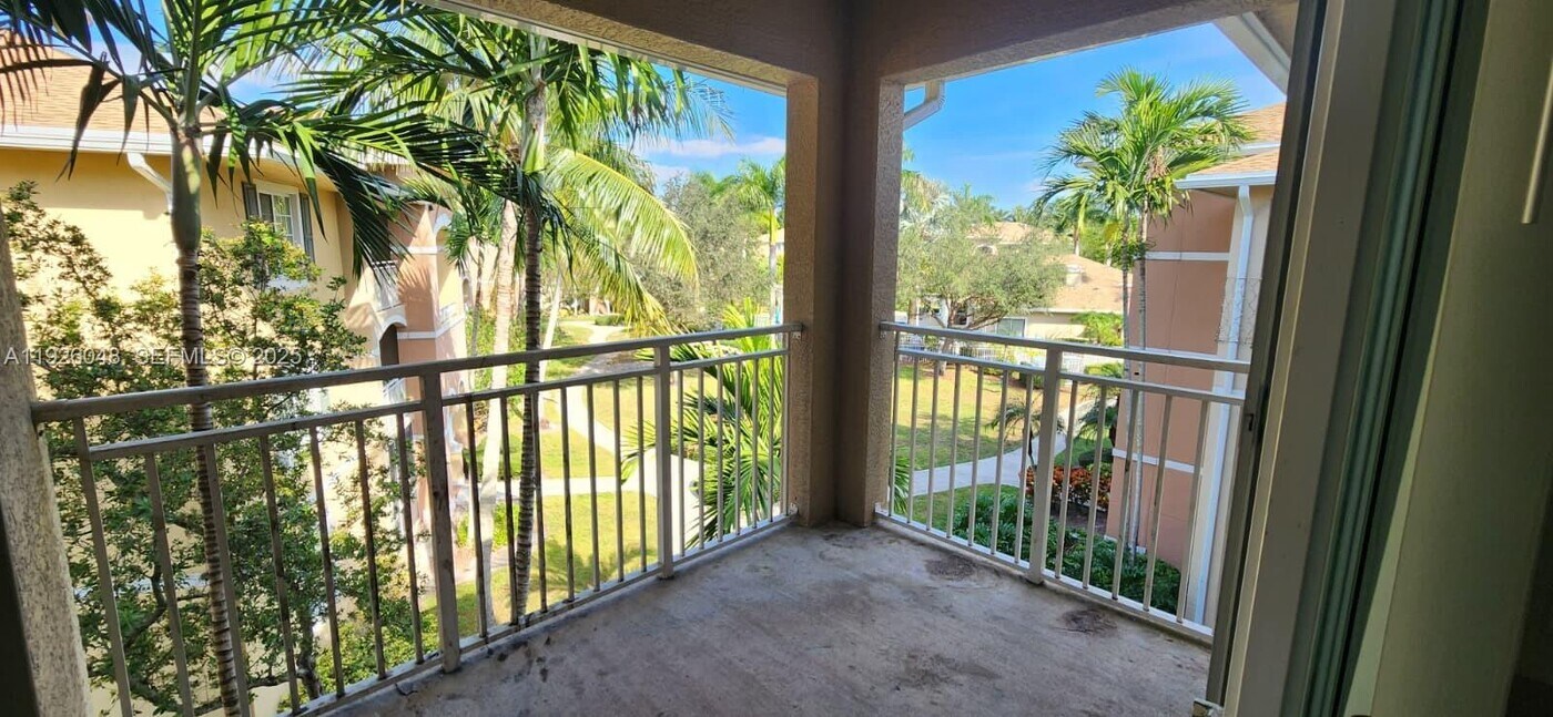 6505 Emerald Dunes Dr in West Palm Beach, FL - Building Photo