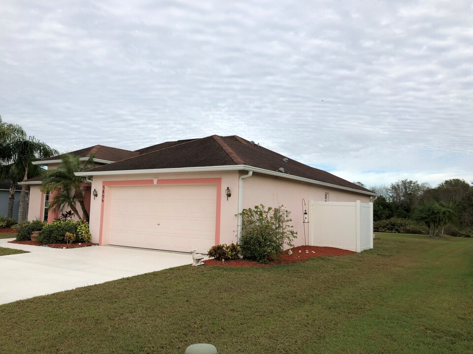5806 33rd Dr E in Palmetto, FL - Building Photo