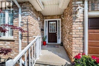 678 Salzburg Dr in Waterloo, ON - Building Photo - Building Photo