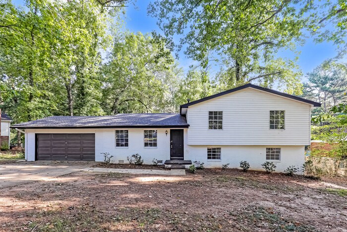 203 Lucan Way in Riverdale, GA - Foto de edificio