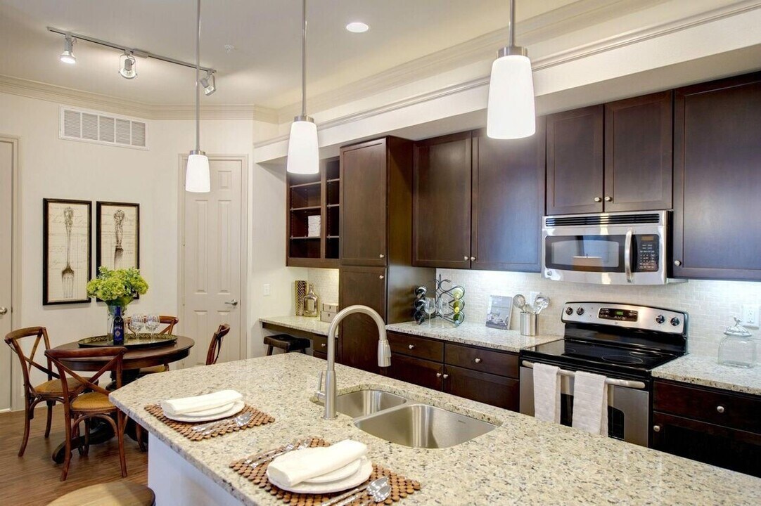 5709 Katy-Gaston Rd in Katy, TX - Foto de edificio
