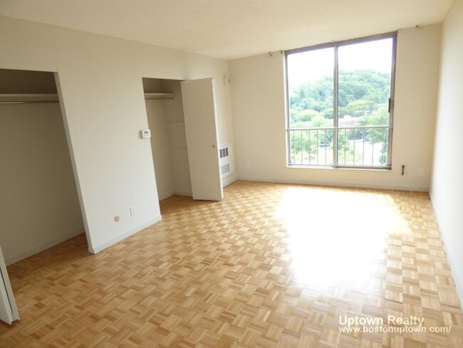33 Pond Ave, Unit 817 in Brookline, MA - Foto de edificio - Building Photo