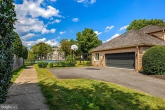 6305 Dunaway Ct in McLean, VA - Building Photo - Building Photo