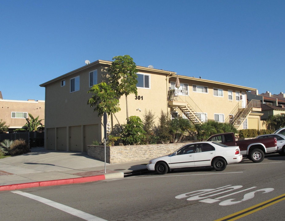 301-311 Carnelian St in Redondo Beach, CA - Building Photo