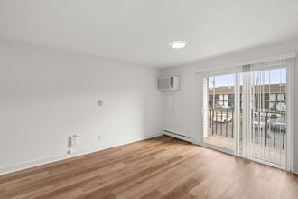 Crossroad Apartments in Des Moines, IA - Building Photo - Building Photo