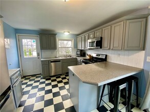 182 Newport Ave in Middletown, RI - Building Photo - Building Photo