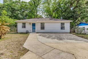 1261 Basin St in Pensacola, FL - Building Photo