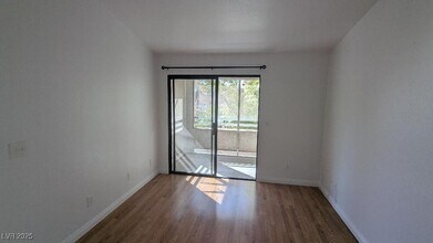 5211 S Lindell Rd in Las Vegas, NV - Building Photo - Building Photo