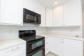 8740 Villa La Jolla Dr in San Diego, CA - Building Photo - Building Photo