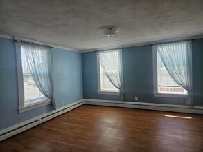 4 Chestnut St in Tilton, NH - Building Photo - Building Photo