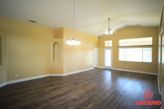 10318 Lerwick Ave in Bakersfield, CA - Building Photo - Building Photo