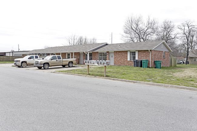 2502 N 14th Pl in Rogers, AR - Foto de edificio - Building Photo