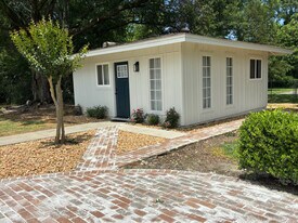 305 S Laurel St in Summit, MS - Building Photo