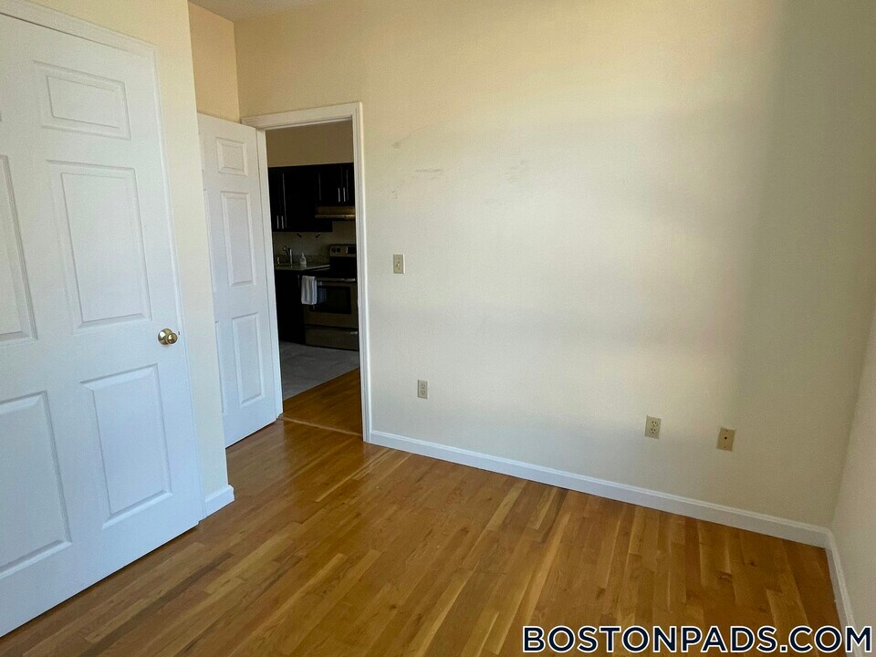 81 Essex St in Boston, MA - Building Photo