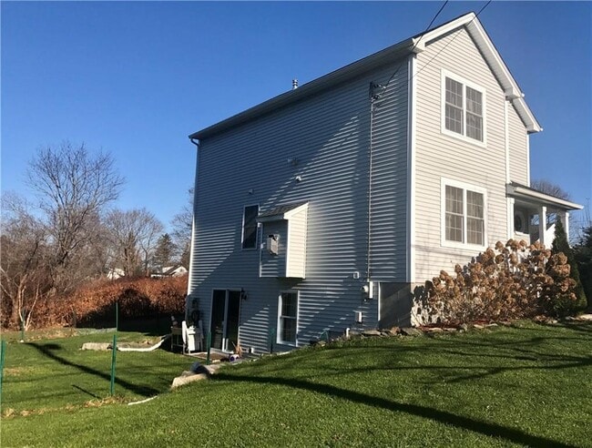 9 Marshall Ln in Middletown, RI - Building Photo - Building Photo