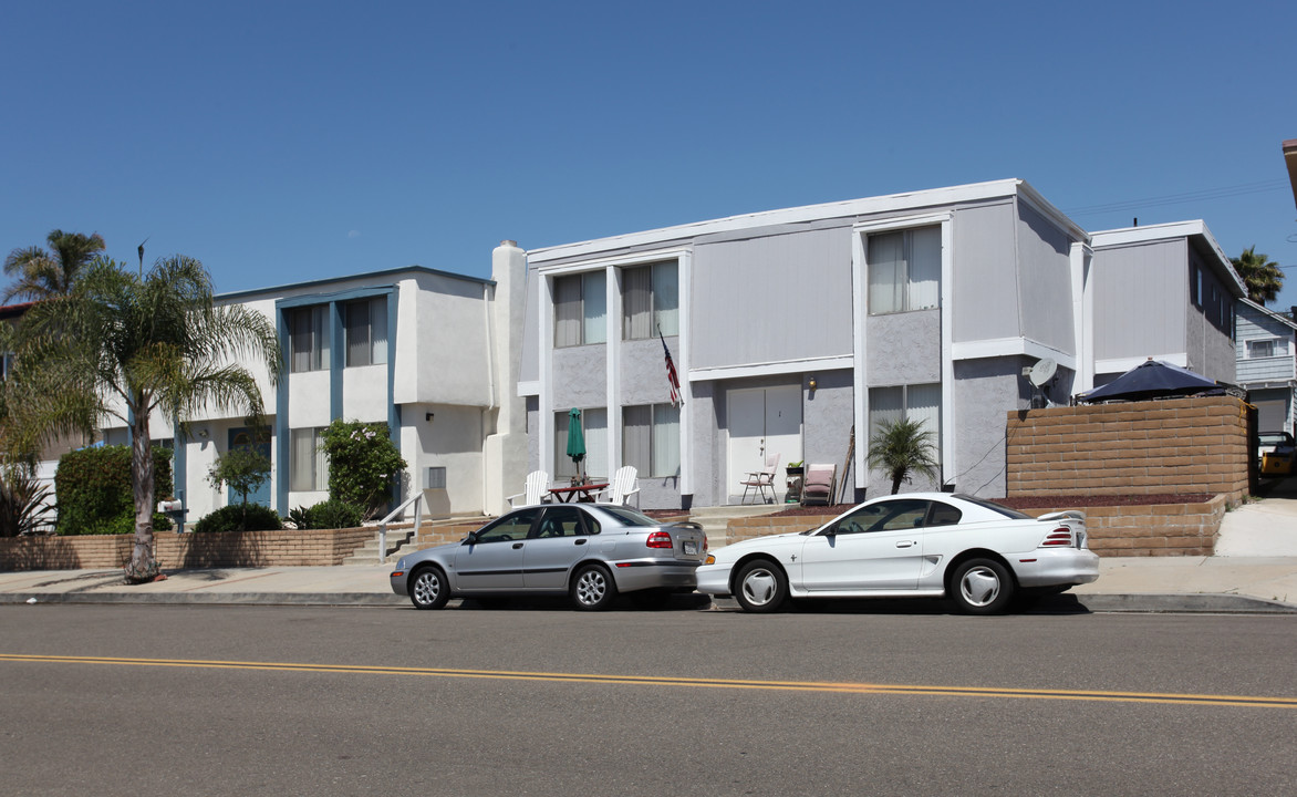 317-321 16th St in Huntington Beach, CA - Building Photo